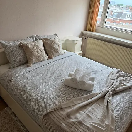 Cosy By The האג