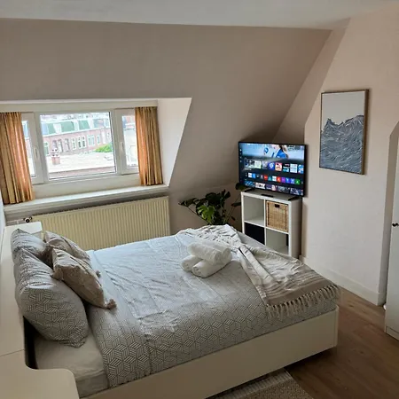 Cosy By The בית הארחה *
