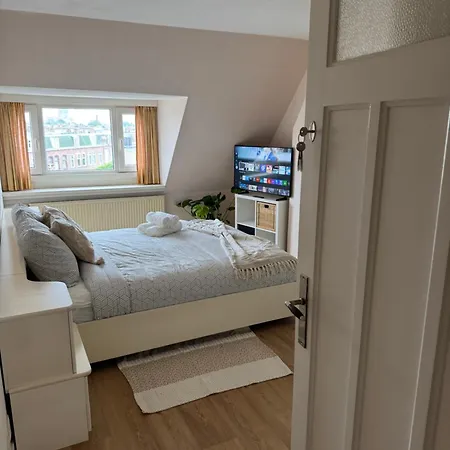 Cosy By The האג