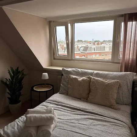 Cosy By The האג