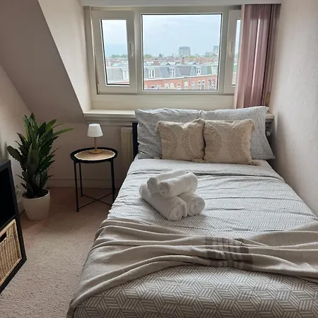 Cosy By The האג