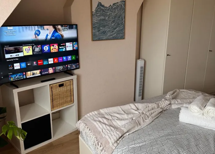 Cosy By The בית הארחה *